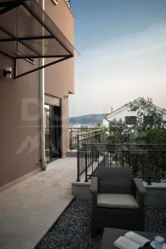 Terasa sa garniturom za sjedenje i pogledom na more. - image 12