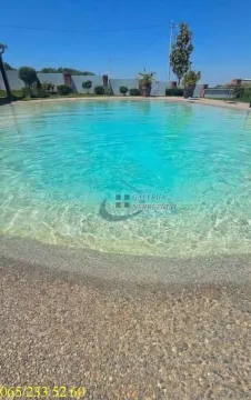 Pogled na bazen u dvorištu. - image 11