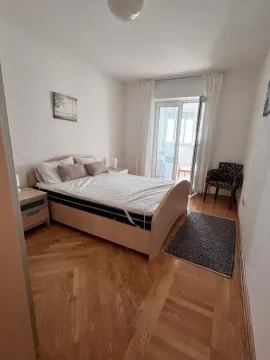 Svijetla spavaća soba sa izlazom na balkon. - image 3