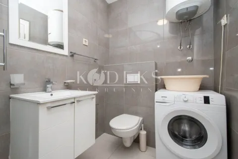 Kupatilo opremljeno umivaonikom, WC šoljom, mašinom za veš i bojlerom. - image 7