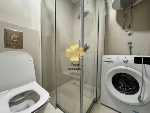 Moderne kupatilo sa tuš kabinom, WC šoljom i veš mašinom. - image 10