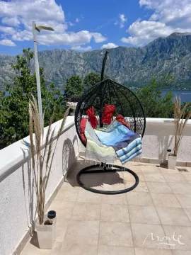 Terasa sa udobnom visećom foteljom i pogledom na more i planine. - image 34