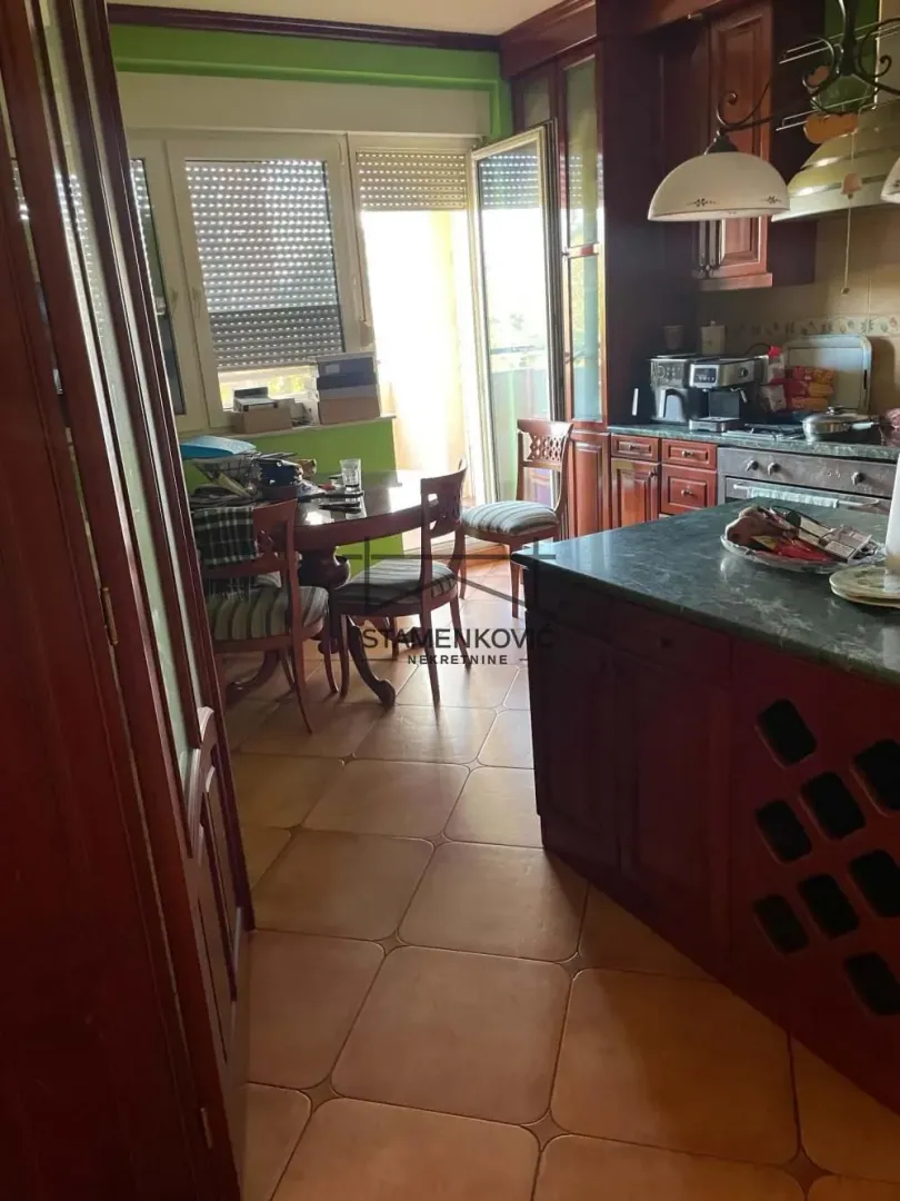 Kuhinja sa trpezarijom i izlazom na terasu.