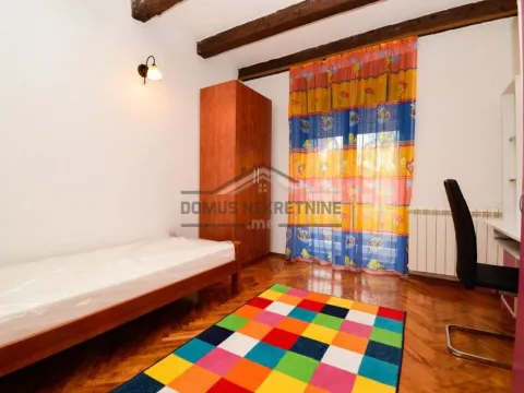 Izdavanje, kuća, 250m², Stari Aerodrom, Podgorica - image 13