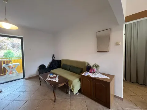 Dnevni boravak sa kaučem, stočićem i komodom. - image 6