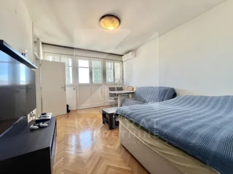 Dnevna soba sa krevetom, trosjedom i televizorom. - image 4