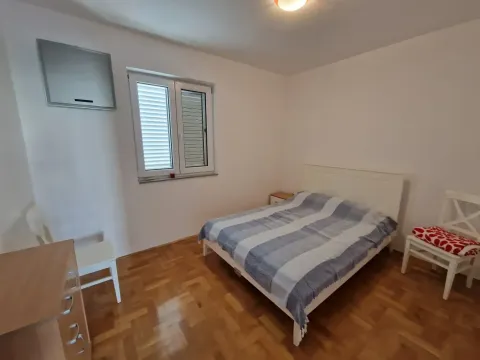 Spavaća soba sa bračnim krevetom, prozorom i drvenim podom. - image 9