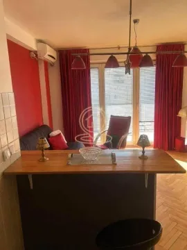 Dnevna soba sa šankom i crvenim detaljima. - image 3