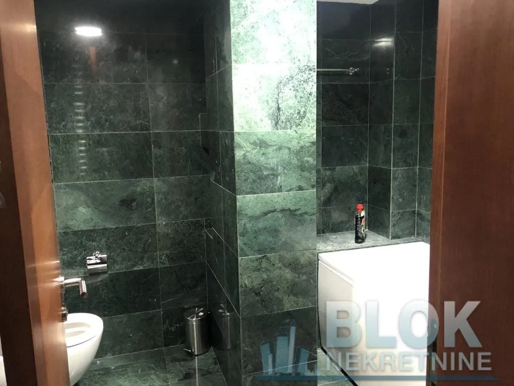 Izdavanje, trosoban stan, 140m², Preko Morače, Podgorica