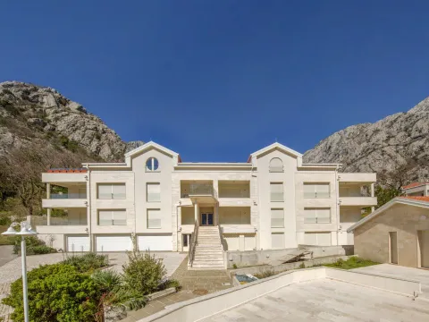 Prodaja, stan, 120m², Kotor, Crna Gora - image 2