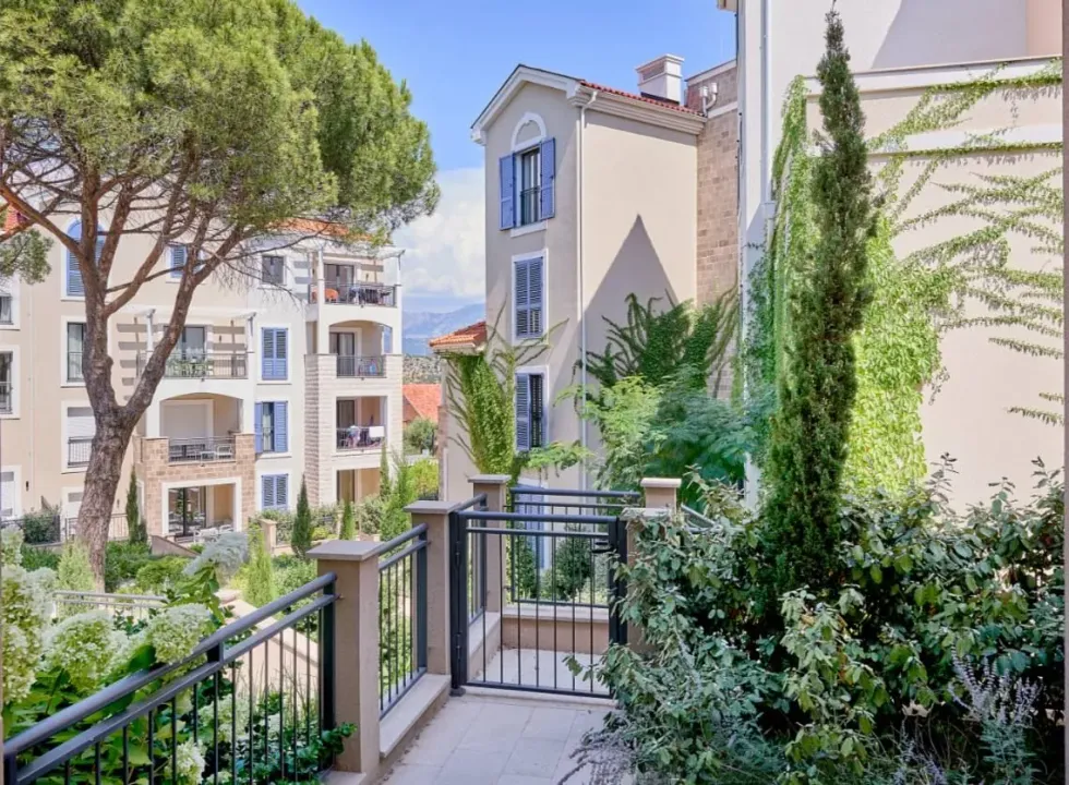 Izdavanje, dvosoban stan, 95m², Luštica Bay, Tivat