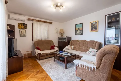 Dnevna soba sa garniturom za sjedenje, klub stolićem i TV komodom. - image 3