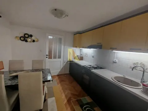 Kuhinja sa trpezarijom i drvenim elementima. - image 12