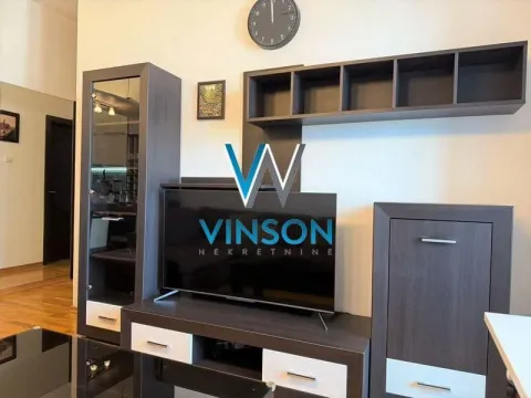 Dnevna soba sa TV komodom i zidnim policama. - image 2