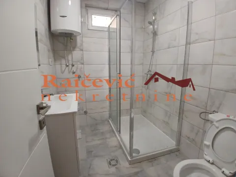 Kupatilo sa tuš kabinom, umivaonikom i bojlerom. - image 9