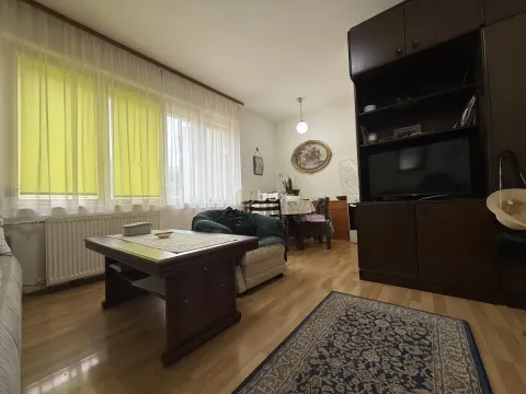 Dnevna soba sa garniturom, stočićem i tamnim drvenim nameštajem. - image 5