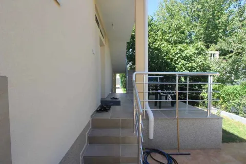 Spoljašnje stepenice i ulazni dio kuće sa popločanom terasom. - image 6