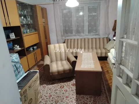 Dnevna soba sa garniturom za sedenje, foteljom i regalom. - image 6