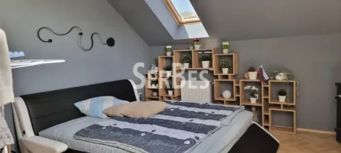 Nameštena spavaća soba sa bračnim krevetom i krovnim prozorom u potkrovlju. - image 13
