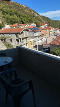 Pogled sa balkona na okolne kuće i brdo. - image 9