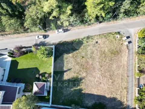 Pogled iz vazduha na građevinsko zemljište sa pristupnim putem i okolnim rastinjem. - image 3