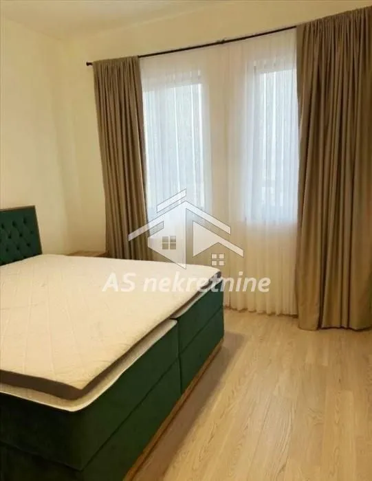 Izdavanje, četvorosoban stan, 110m², Savski Venac, Beograd