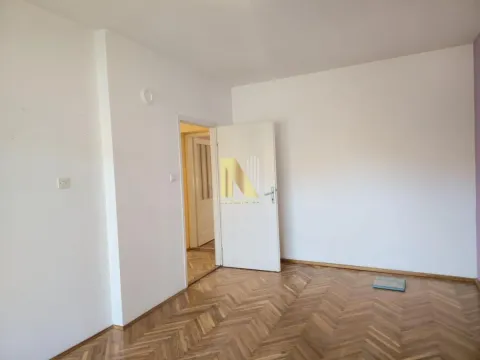 Prazna soba sa parketom i otvorenim vratima. - image 18