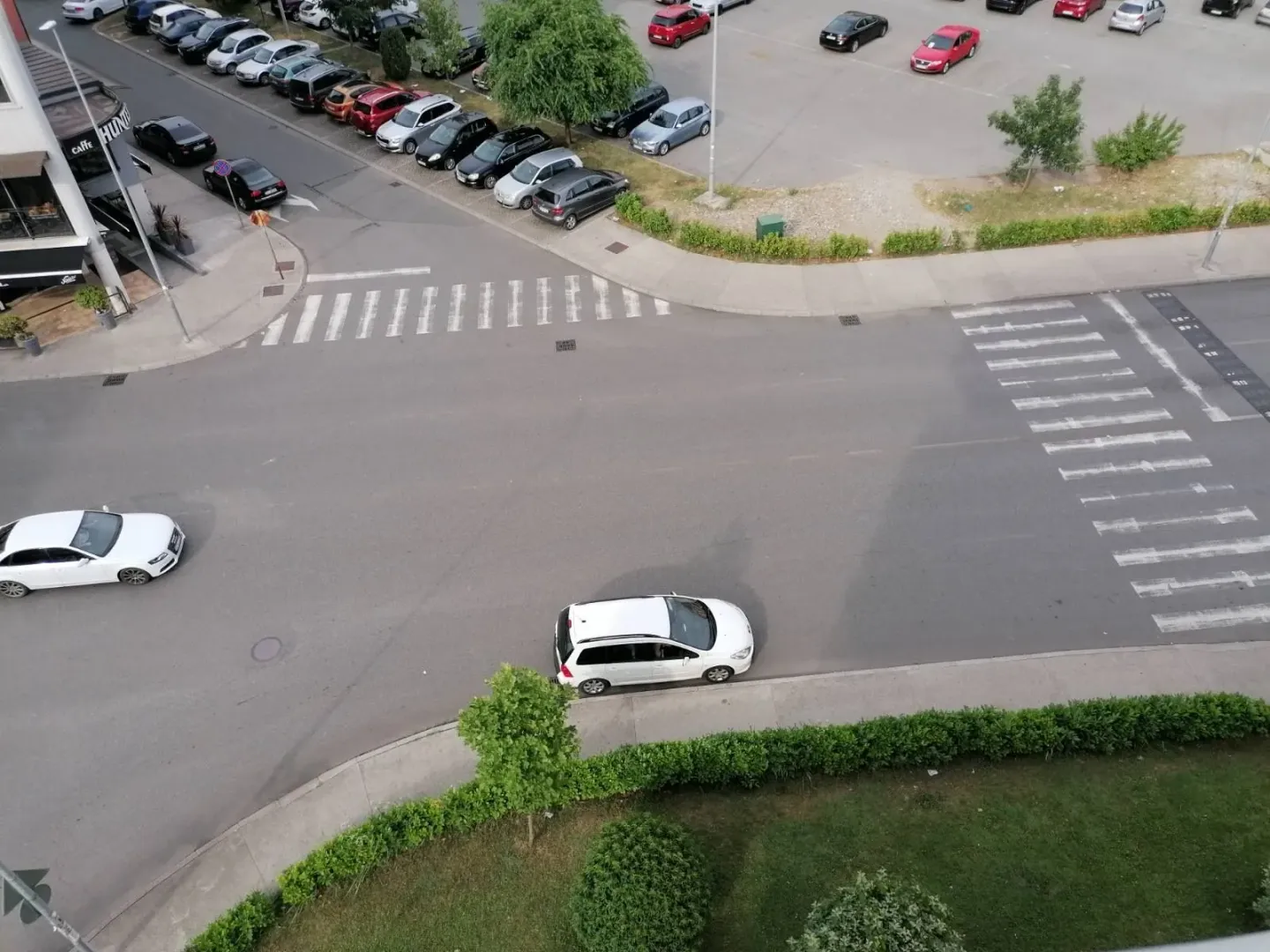 Pogled sa terase na ulicu i parking.
