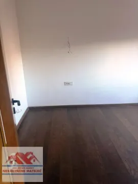 Prazna prostorija sa tamnim drvenim podom. - image 11