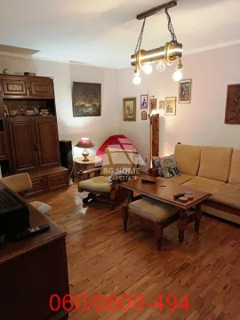 Dnevna soba opremljena drvenim nameštajem i garniturom za sedenje. - image 2