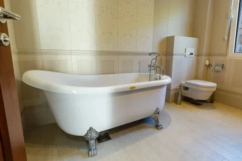Kupatilo opremljeno samostojećom kadom i konzolnom wc šoljom. - image 39