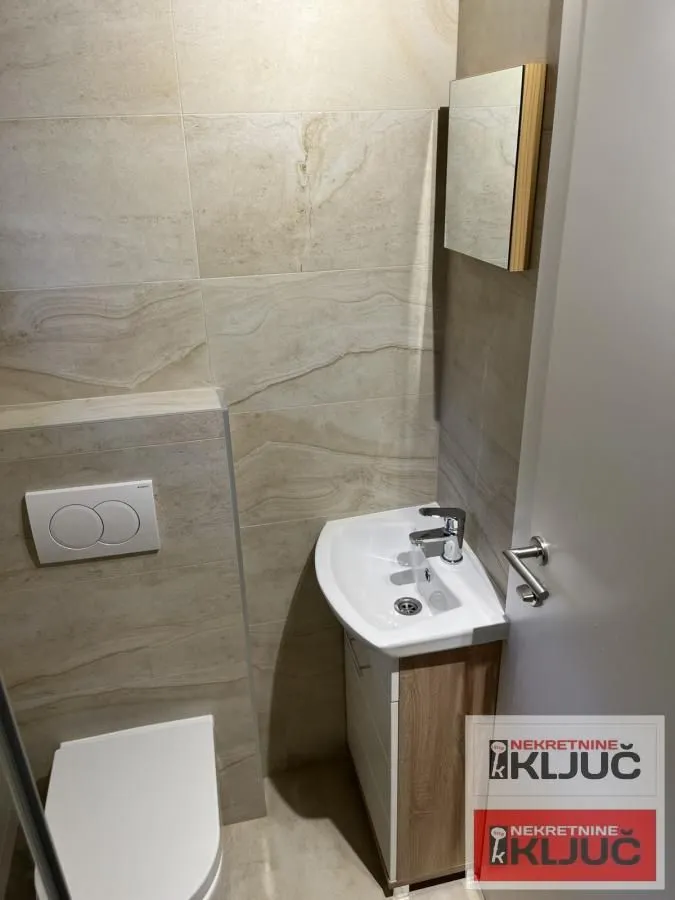 Izdavanje, kuća, 247m², Sremska Kamenica, Petrovaradin