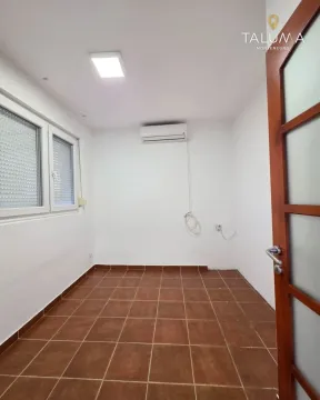 Prazna prostorija sa keramičkim pločicama na podu i klima uređajem na zidu. - image 9