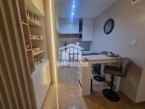 Manja kuhinja sa šankom i trpezarijskim stolicama. - image 8