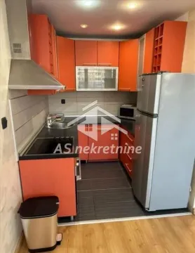 Kuhinja sa narandžastim elementima i frižiderom. - image 8