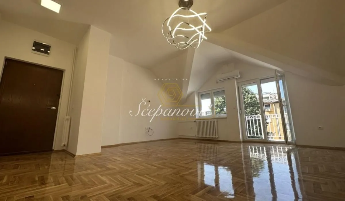 Prodaja, četvorosoban stan, 99m², Centar, Novi Sad