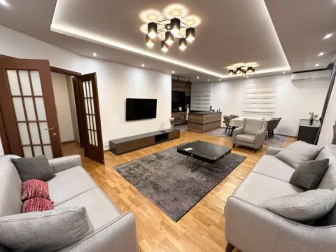 Izdavanje, dvosoban stan, 120m², City Kvart, Podgorica