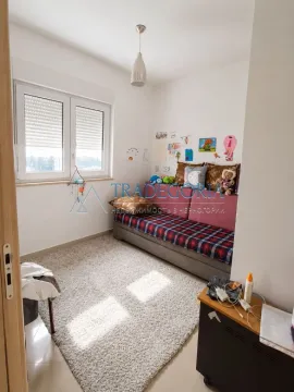 Dječija soba sa krevetom i prozorom. - image 8