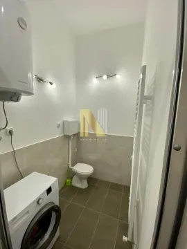 Manje kupatilo sa WC šoljom, bojlerom i veš mašinom. - image 3
