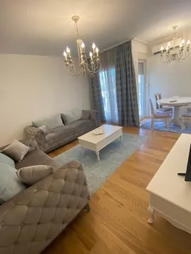 Svijetla dnevna soba sa modernim namještajem i trpezarijskim stolom. - image 2