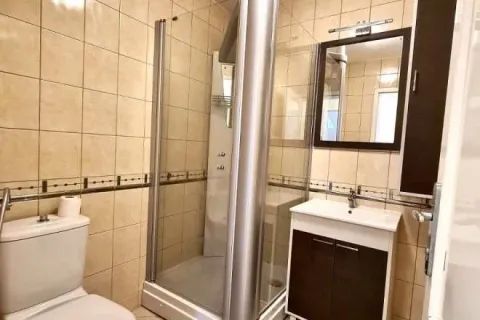 Kupatilo opremljeno tuš kabinom, umivaonikom sa ormarićem i toaletom. - image 4
