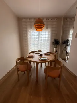 Trpezarija sa okruglim drvenim stolom i stolicama. - image 6