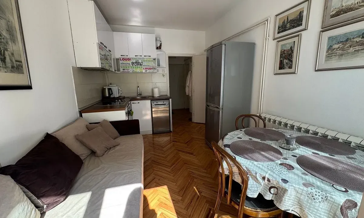 Izdavanje, dvosoban stan, 42m², Kalenić Pijaca, Vračar Sve Podlokacije