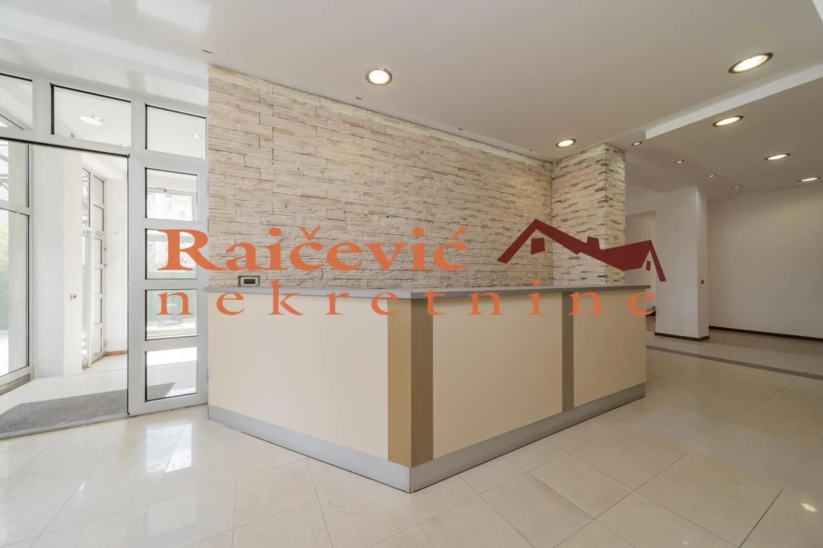 Rent, office space, 1040m², Palilula, Niš