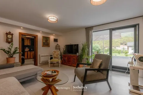 Dnevna soba sa garniturom, TV-om i izlazom na terasu. - image 19