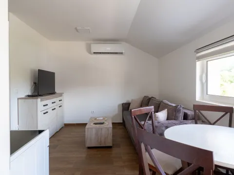 Izdavanje, jednosoban stan, 40m², Radanovići, Kotor - image 5