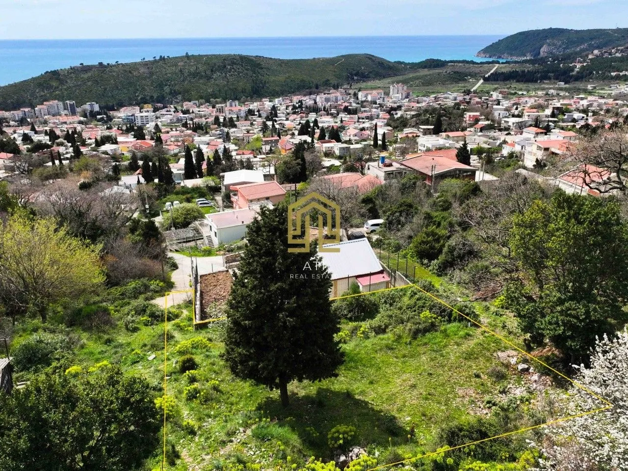 Pogled iz vazduha na plac sa kućom i okolinom.