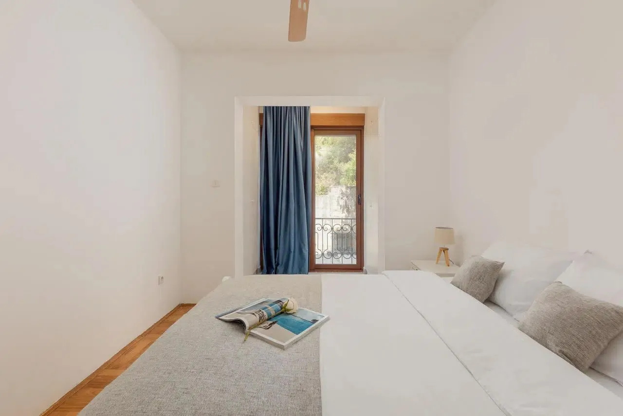 Bright bedroom with a double bed and access to the balcony.