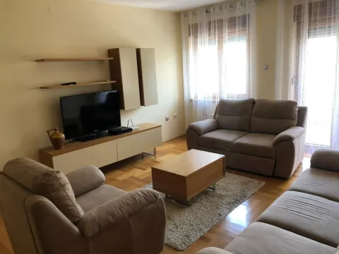 Namještena dnevna soba sa garniturom, TV-om i parketom. - image 4