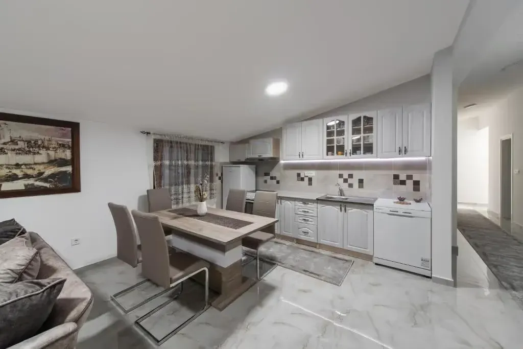 Rent, apartment, 94m², Kotor, Crna Gora